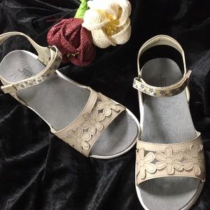 JBU Tan White sandal arch support 8 like new